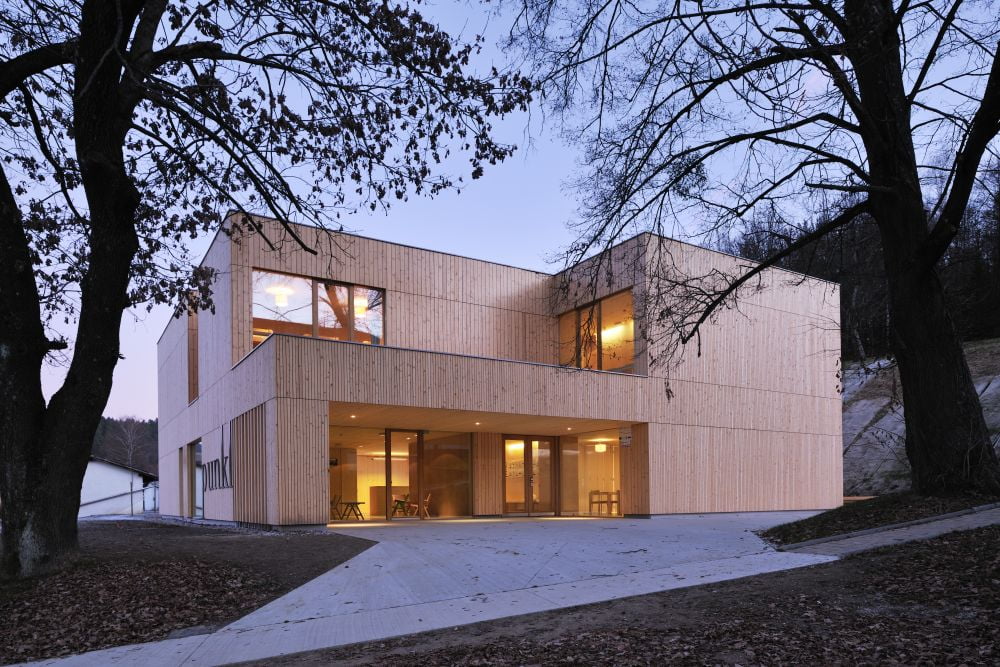 Mladinski hotel Punkl je grajen z lesom. Uporabljena je lokalna surovina in lokalno znanje.