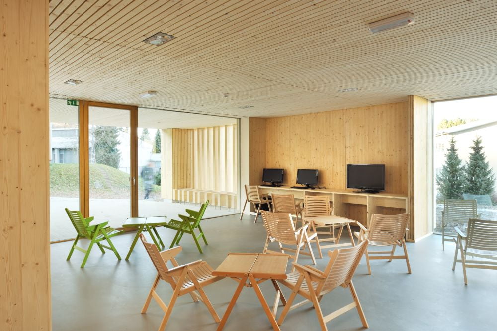 Z oblikovanjem vhoda in teras se v notranjosti ustvarjajo razgibani in svetli prostori.