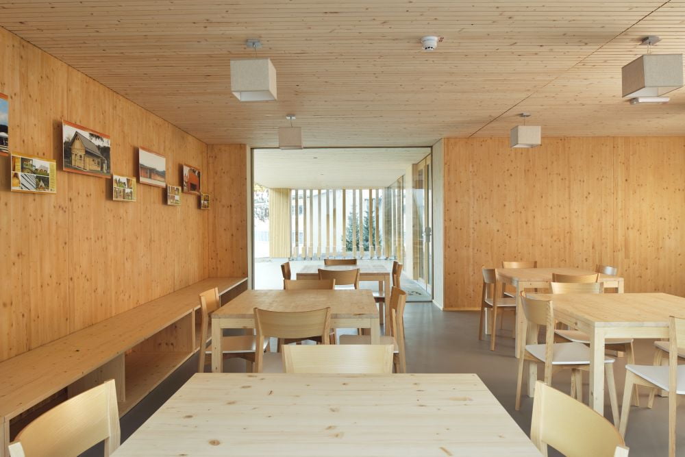 Za ogrevanje in prezračevanje objekta skrbita črpalka zrak/voda in klimatizacijska naprava z rekuperatorjem toplote 92%.