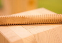 Hiša, vezana z lesenimi vijaki Leseni vijak